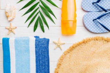 Yaz tatili konsepti düzdü. Plaj aksesuarları ve havlunun üstü. Mesaj için yer var. seyahat kavramı.