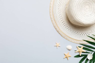 Yaz tatili. Hasır şapka ve tropikal yapraklı yaz konsepti. Düz konum, üst görünüm, kopyalama alanı.