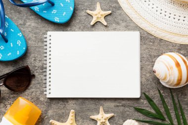 Arka planda plaj aksesuarları olan boş bir kitap, kopyalama alanı. Kopyalama alanı olan düz.