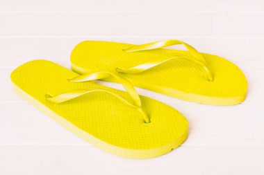 Plaj aksesuarları. Renkli arka planda parmak arası terlik ve denizyıldızı. Üst görünüm Kopyalama alanı ile modelle.