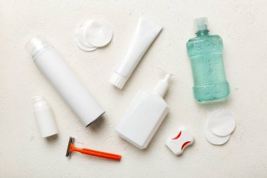 Banyo ürünleri için model düz yatak, spa jileti, diş macunu, sabun, jöle ve diğer çeşitli aksesuarlar. Cilt sağlığı için kozmetik. Logonuz için Bath Mockup.