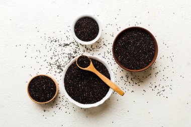 Kase içinde kinoa tohumu ve renkli arka planda kaşık. Küçük kasede sağlıklı kinwa. Sağlıklı süper yiyecekler.