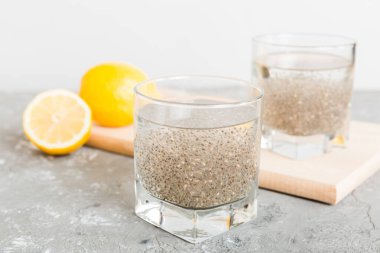 Sağlıklı kahvaltı ya da sabah chia tohumu ve limon, vejetaryen yiyecekler, diyet ve sağlık konsepti. Limonlu Chia pudingi.