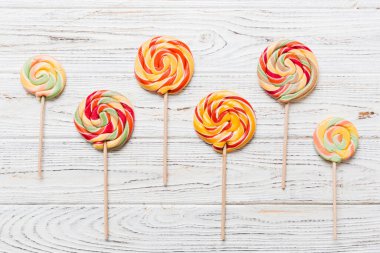 Renkli arka planda renkli lolipoplar. Yaz kavramı. Parti Mutlu Yıllar ya da Minimalist Kavram.