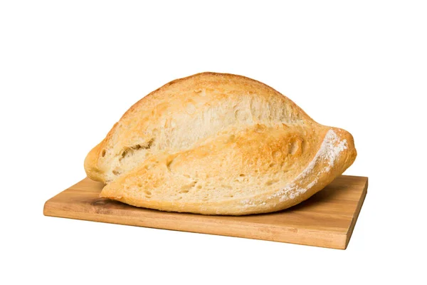 新烘焙的面包在切菜板上 白色背景隔离开来 透视面包与复制空间 — 图库照片