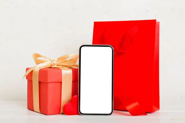 Мобільний Телефон Порожнім Екраном Кольоровому Фоні Сердечками Календарем Подарунковою Коробкою — стокове фото