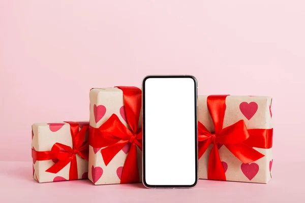 Мобільний Телефон Порожнім Екраном Кольоровому Фоні Сердечками Календарем Подарунковою Коробкою — стокове фото