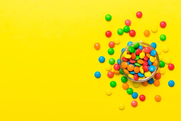 Bonbons Multicolores Dans Bol Sur Fond Coloré Concept Anniversaire Vacances — Photo