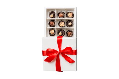 Renkli fiyonklu bir kutuda çikolata şekeri. Üstü açık çikolatalı hediye kutusu..