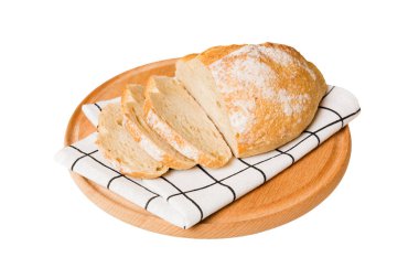 Beyaz arka planda izole edilmiş peçeteli taze dilimlenmiş ekmek çeşitleri. Sağlıklı mayasız ekmek. Fransız ekmeği dilimi.