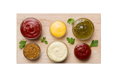 Masada bir sürü farklı sos ve bitki vardı, düz bir manzarası vardı. Tabakta soslar, sağlıklı konsept..