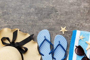 Yaz tatili konsepti düzdü. Hasır şapka plaj aksesuarları ve havlunun üstü. Mesaj için yer var. seyahat kavramı.