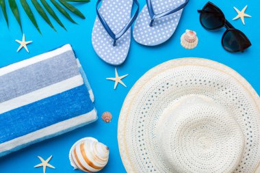 Yaz tatili konsepti düzdü. Plaj aksesuarları ve havlunun üstü. Mesaj için yer var. seyahat kavramı.