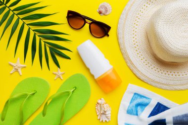 Yaz tatili konsepti düzdü. Plaj aksesuarları ve havlunun üstü. Mesaj için yer var. seyahat kavramı.