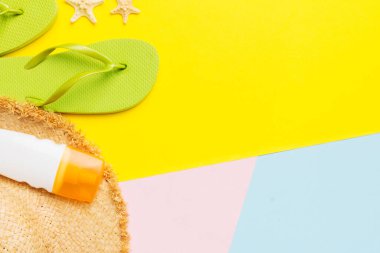 Summer vacation concept flat lay. straw hat beach accessories and flip flop top view. Space for text. travel concept.