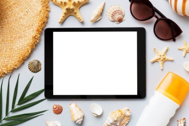 Renkli arka planda tablet ve plaj aksesuarlarıyla düz kompozisyon. Boş ekran ile tablet bilgisayarı kopyalama alanı ile maket.