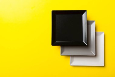 Yiyecek için izole edilmiş arka plan boş kare tabağın üst görünümü. Tasarımınız için alanı olan boş tabak.