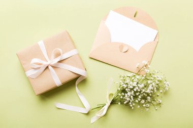 Renkli masa manzaralı, beyaz kağıt listeli ve çiçekli Gypå ila 'lı bir düğün modeli. Boş tebrik kartları ve zarflar. Güzel çiçek deseni. Düzleştirme biçimi.