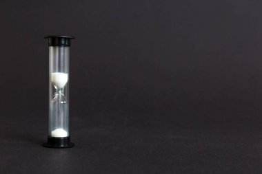 Masadaki kum saati, iş bitiş zamanı kavramı olarak geçen kum saati, boşluğu kopyala.