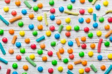 Arka plan görünümü olarak renkli şekerler. Şekerle kusursuz desen. Bir sürü tatlı şeker yakın plan.