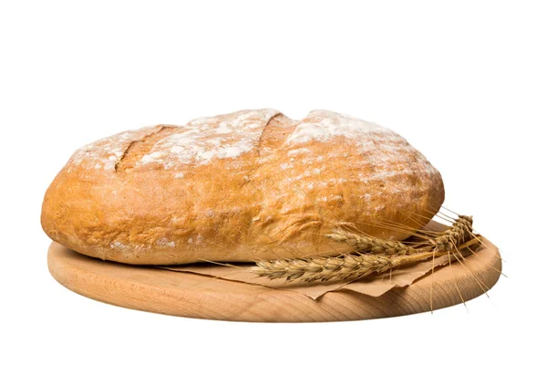 新烘焙的面包在切菜板上 白色背景隔离开来 透视面包与复制空间 — 图库照片