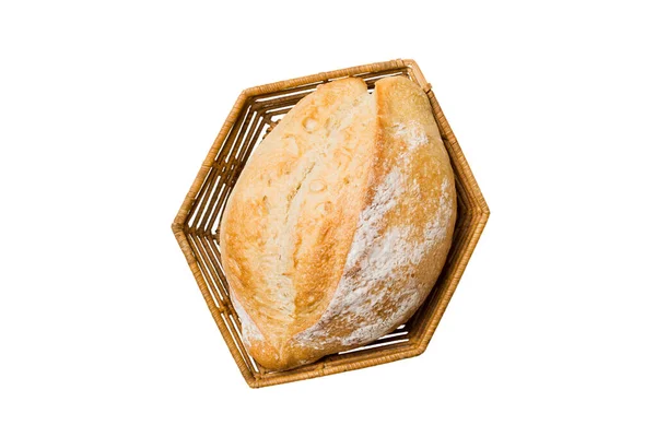 新烘焙的面包放在篮子上 白色背景隔离 顶部视图面包复制空间 — 图库照片
