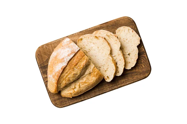 新烘焙的面包片在切菜板上 与白色背景隔离 顶部视图切片面包 — 图库照片