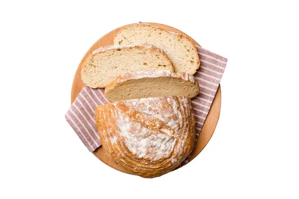 Świeżo Upieczone Kromki Chleba Desce Krojenia Odizolowane Białym Tle Widok — Zdjęcie stockowe