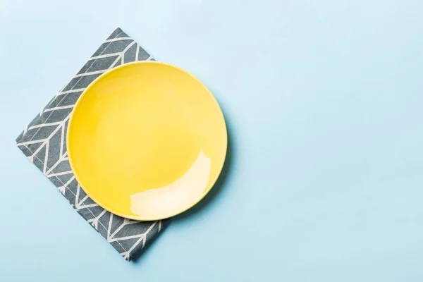 Top View Colored Background Empty Yellow Plate Tablecloth Food Empty — Stock Photo, Image