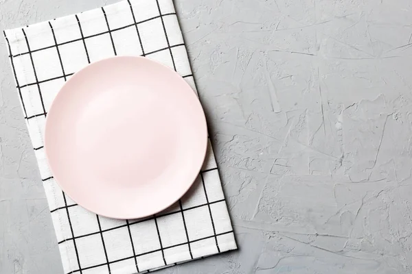 Bovenaanzicht Gekleurde Achtergrond Lege Ronde Roze Plaat Tafelkleed Voor Voedsel — Stockfoto