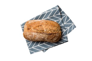 Beyaz arka planda izole edilmiş peçeteli taze pişmiş lezzetli Fransız ekmeği. Sağlıklı beyaz ekmek..