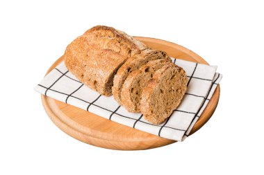 Beyaz arka planda izole edilmiş peçeteli taze dilimlenmiş ekmek çeşitleri. Sağlıklı mayasız ekmek. Fransız ekmeği dilimi.