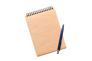 Beyaz zemin üzerinde kalem izole edilmiş kapalı spiral boş geri dönüştürülmüş kağıt kapak defterinin üst görünümü.