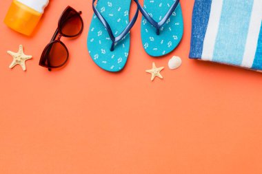 Yaz tatili konsepti düzdü. Hasır şapka plaj aksesuarları ve havlunun üstü. Mesaj için yer var. seyahat kavramı.