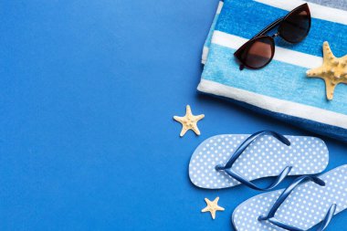 Yaz tatili konsepti düzdü. Plaj aksesuarları ve havlunun üstü. Mesaj için yer var. seyahat kavramı.