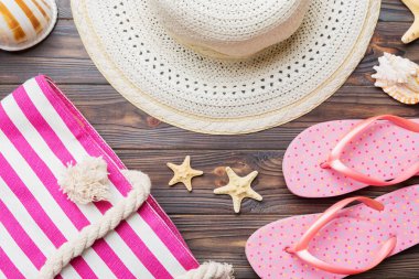 Yaz tatili konsepti düzdü. Plaj aksesuarları ve havlunun üstü. Mesaj için yer var. seyahat kavramı.