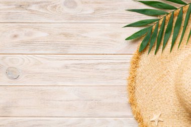 Yaz tatili. Hasır şapka ve tropikal yapraklı yaz konsepti. Düz konum, üst görünüm, kopyalama alanı.