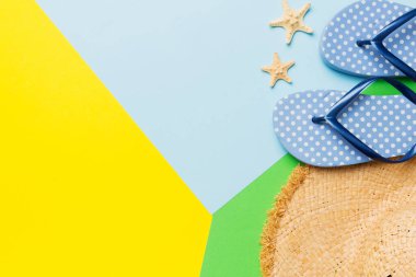 Yaz tatili konsepti düzdü. Hasır şapka plaj aksesuarları ve ters dönmüş üst manzara. Mesaj için yer var. seyahat kavramı.