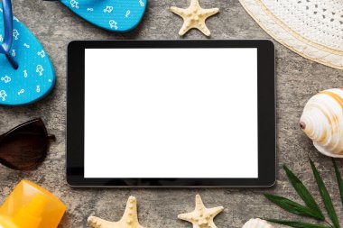 Renkli arka planda tablet ve plaj aksesuarlarıyla düz kompozisyon. Boş ekran ile tablet bilgisayarı kopyalama alanı ile maket.