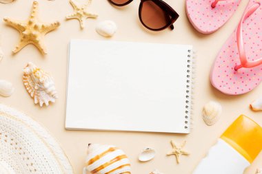 Arka planda plaj aksesuarları olan boş bir kitap, kopyalama alanı. Kopyalama alanı olan düz.