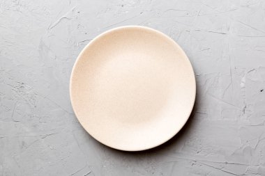 Beton zemin üzerinde boş ışık plakası üst görünümü. Tasarımın için boş boşluk.