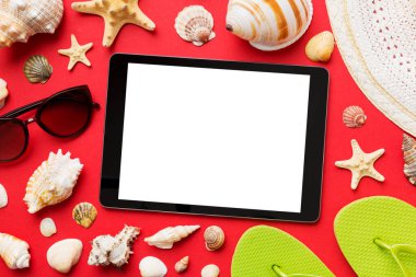 Renkli arka planda tablet ve plaj aksesuarlarıyla düz kompozisyon. Boş ekran ile tablet bilgisayarı kopyalama alanı ile maket.