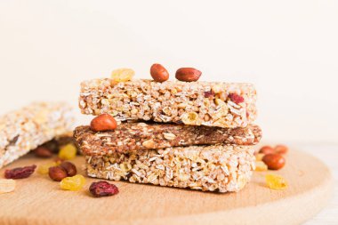 Arka planda çeşitli granola barlar var. Mısır gevreği gofretleri. Yulaf, fındık ve böğürtlenli kahvaltı barları, yakın çekim. Süper yiyecek konsepti.