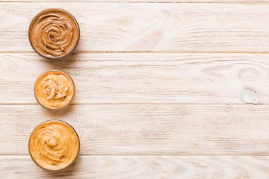 Masa arkasında fıstık ezmesi olan cam kavanoz, metin için üst görünüm alanı ve kapat.