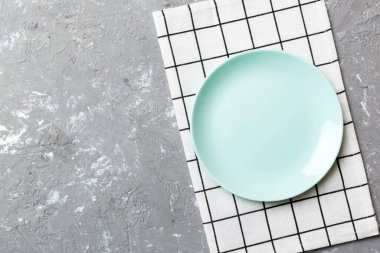 Renkli arkaplanda üst görünüm yiyecek için mavi tabak üzerinde boş. Tasarımınız için boşluk olan peçeteye boş tabak.