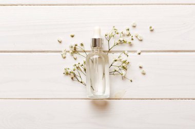 Serum, mikiler, tonik, losyon, su ve krem için süslü sağlık şişeleri. Doğal orantılı spa kozmetik konsepti. Model, şablon, Üst Görünüm.