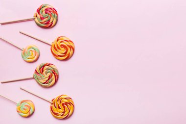 Renkli arka planda renkli lolipoplar. Yaz kavramı. Parti Mutlu Yıllar ya da Minimalist Kavram.