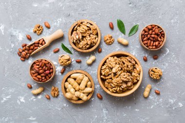 Ceviz çekirdeği yarım, ahşap bir kasede. Yakın plan, yukarıdan, renkli arkaplanda. Sağlıklı beslenme kavramı. Kopyalama alanı olan süper gıdalar.