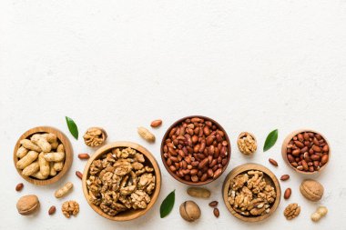 Ceviz çekirdeği yarım, ahşap bir kasede. Yakın plan, yukarıdan, renkli arkaplanda. Sağlıklı beslenme kavramı. Kopyalama alanı olan süper gıdalar.