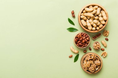 Ceviz çekirdeği yarım, ahşap bir kasede. Yakın plan, yukarıdan, renkli arkaplanda. Sağlıklı beslenme kavramı. Kopyalama alanı olan süper gıdalar.